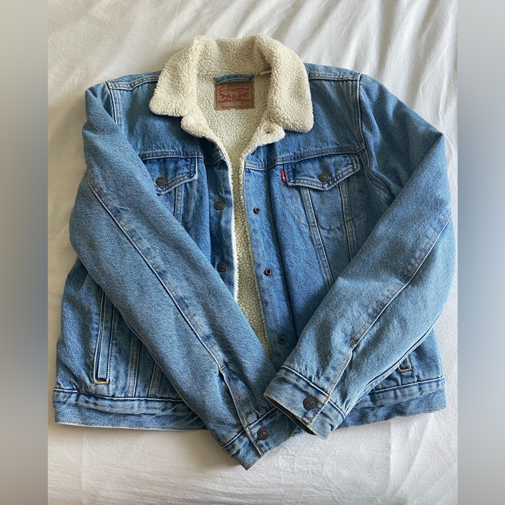 Levi’s Women’s Sherpa Jacket. Size: Large. Lightly worn